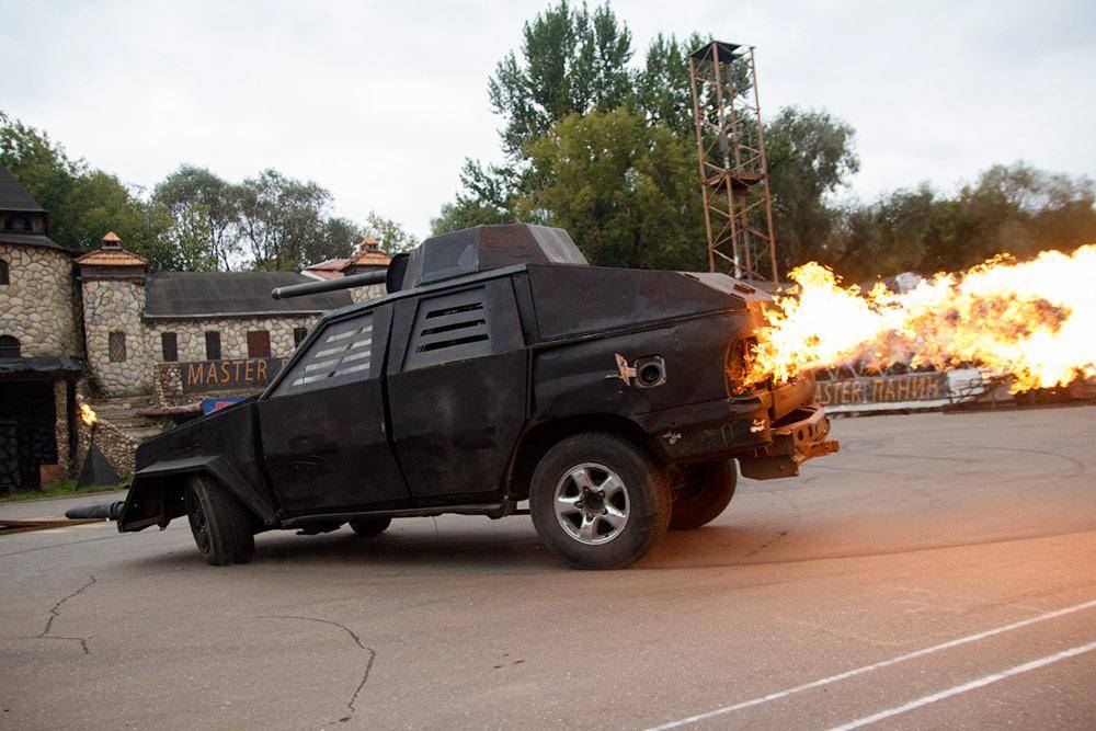 Огнемёты, дед мороз на танке, бигфут, баба яга на эндурике (и, возможно, джетпак) — всё для детишек на новый год - 26 image