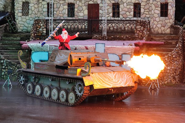 Огнемёты, дед мороз на танке, бигфут, баба яга на эндурике (и, возможно, джетпак) — всё для детишек на новый год - 29 image