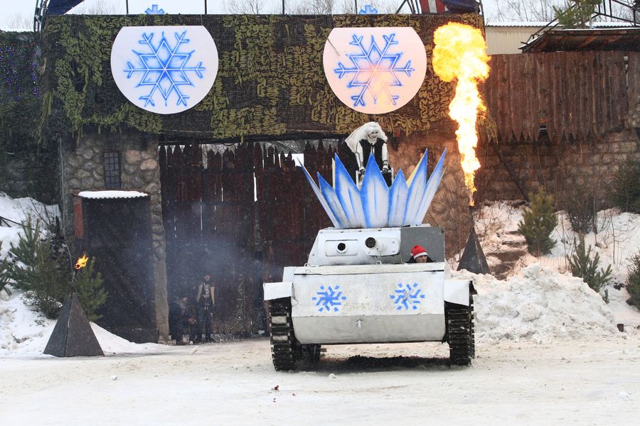Огнемёты, дед мороз на танке, бигфут, баба яга на эндурике (и, возможно, джетпак) — всё для детишек на новый год - 30 image