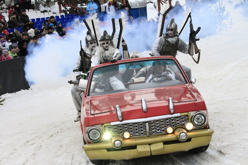 Огнемёты, дед мороз на танке, бигфут, баба яга на эндурике (и, возможно, джетпак) — всё для детишек на новый год - 31 image