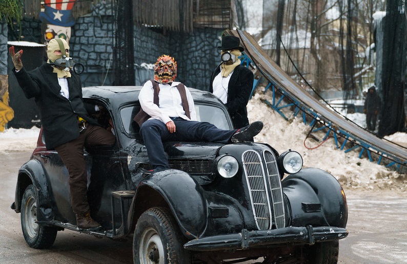 Огнемёты, дед мороз на танке, бигфут, баба яга на эндурике (и, возможно, джетпак) — всё для детишек на новый год - 32 image