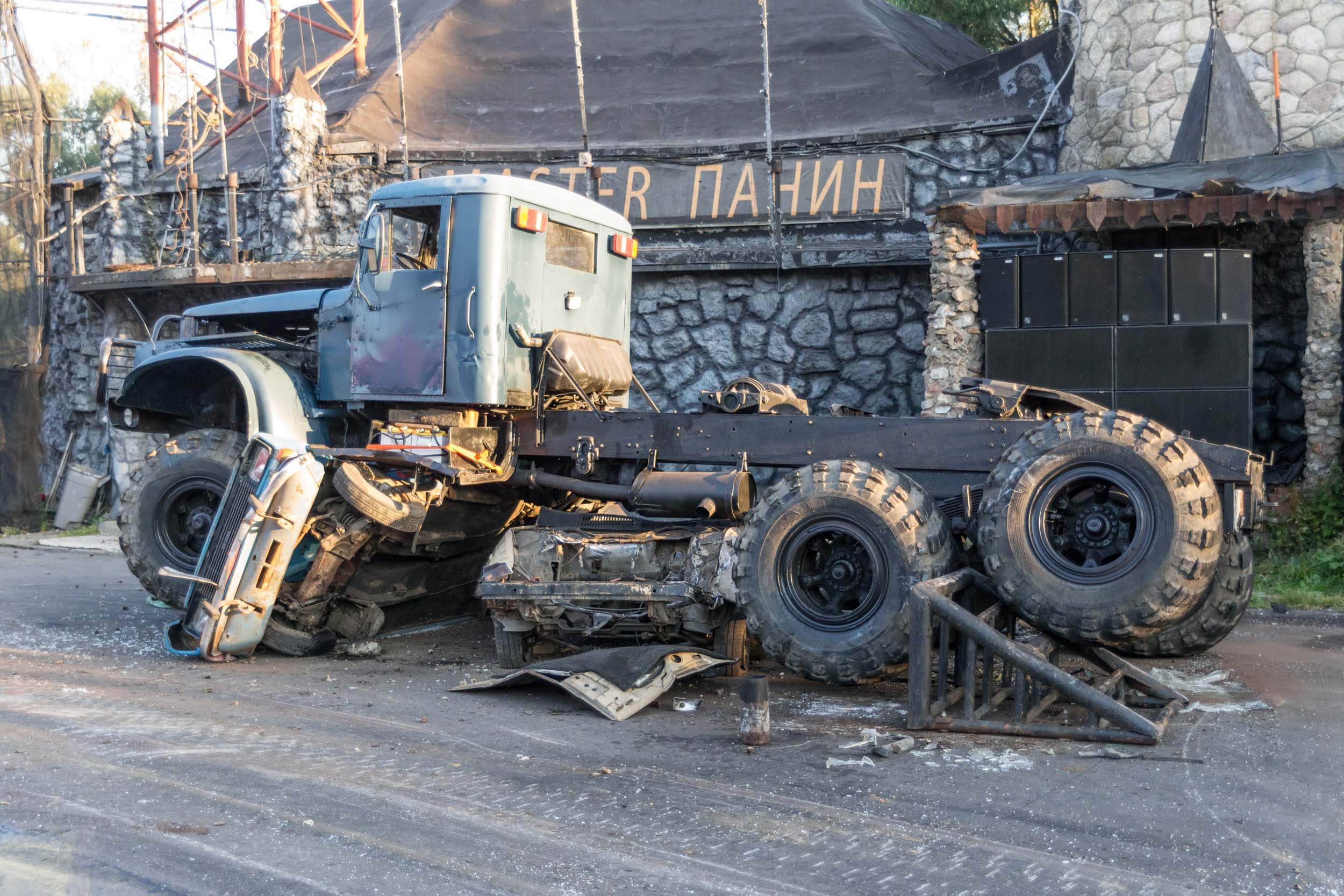 Огнемёты, дед мороз на танке, бигфут, баба яга на эндурике (и, возможно, джетпак) — всё для детишек на новый год - 34 image