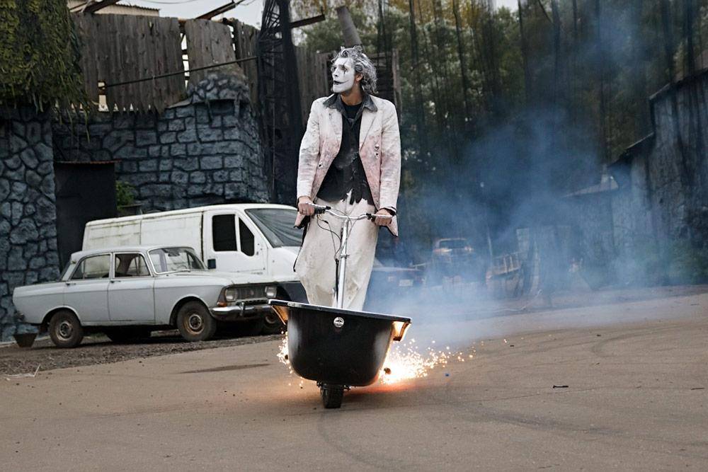 Огнемёты, дед мороз на танке, бигфут, баба яга на эндурике (и, возможно, джетпак) — всё для детишек на новый год - 40 image