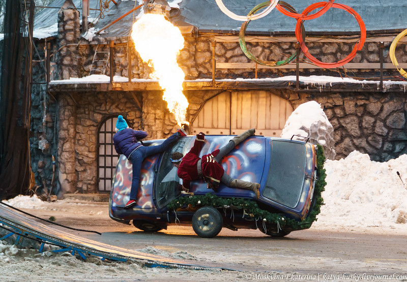 Огнемёты, дед мороз на танке, бигфут, баба яга на эндурике (и, возможно, джетпак) — всё для детишек на новый год - 41 image