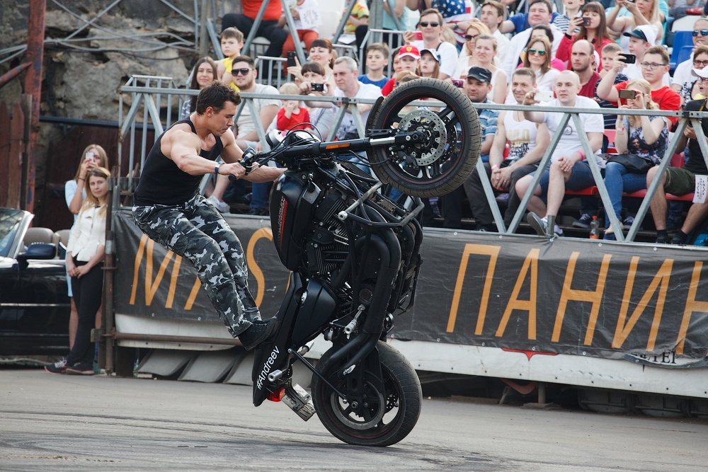 Огнемёты, дед мороз на танке, бигфут, баба яга на эндурике (и, возможно, джетпак) — всё для детишек на новый год - 43 image