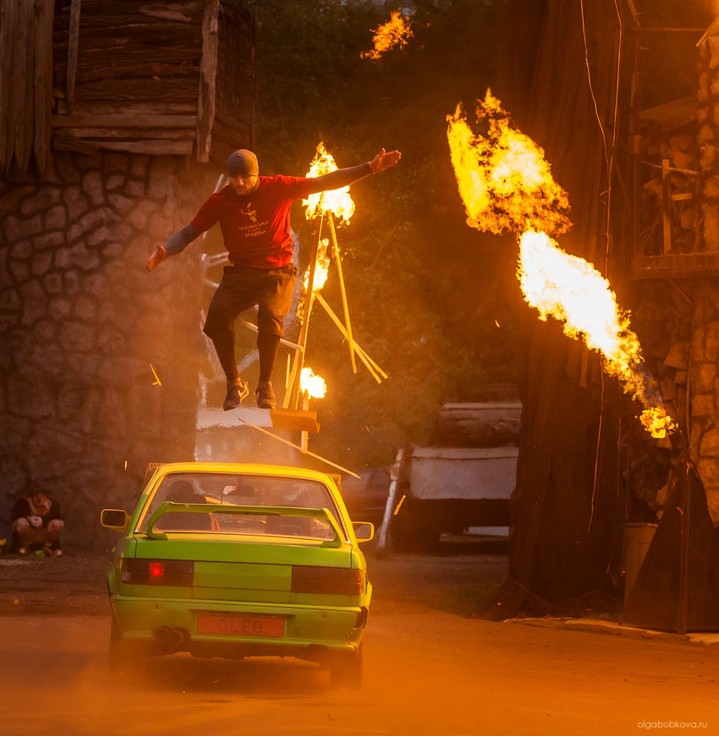 Огнемёты, дед мороз на танке, бигфут, баба яга на эндурике (и, возможно, джетпак) — всё для детишек на новый год - 45 image