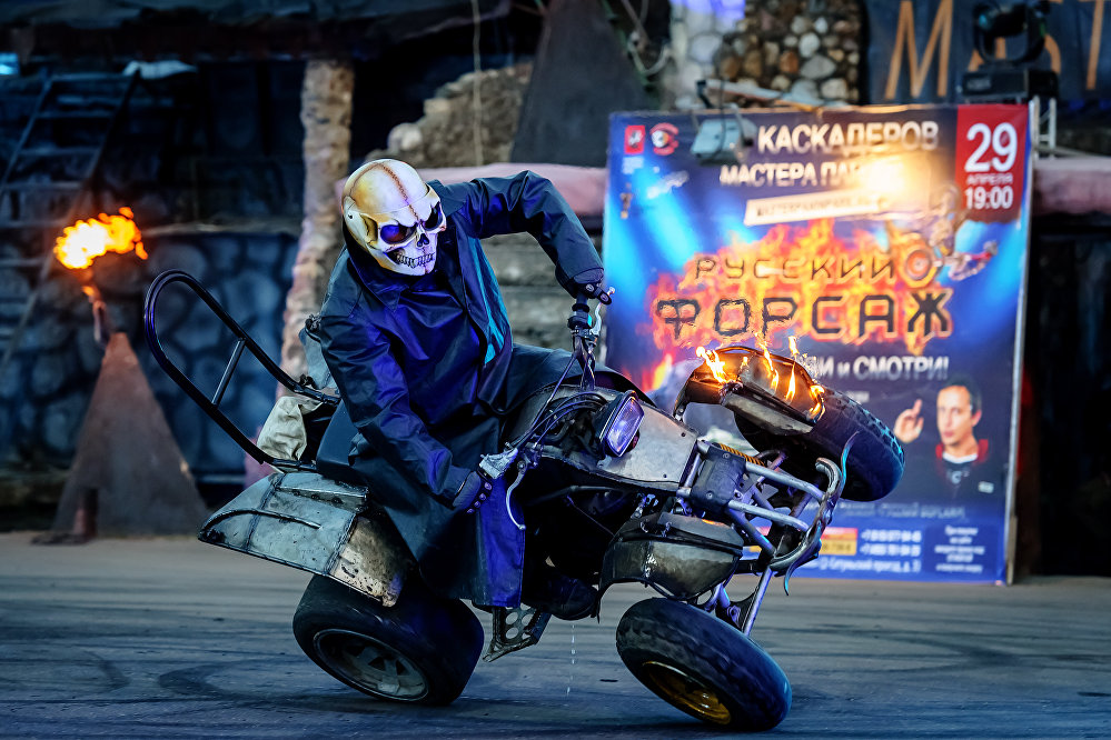 Огнемёты, дед мороз на танке, бигфут, баба яга на эндурике (и, возможно, джетпак) — всё для детишек на новый год - 47 image