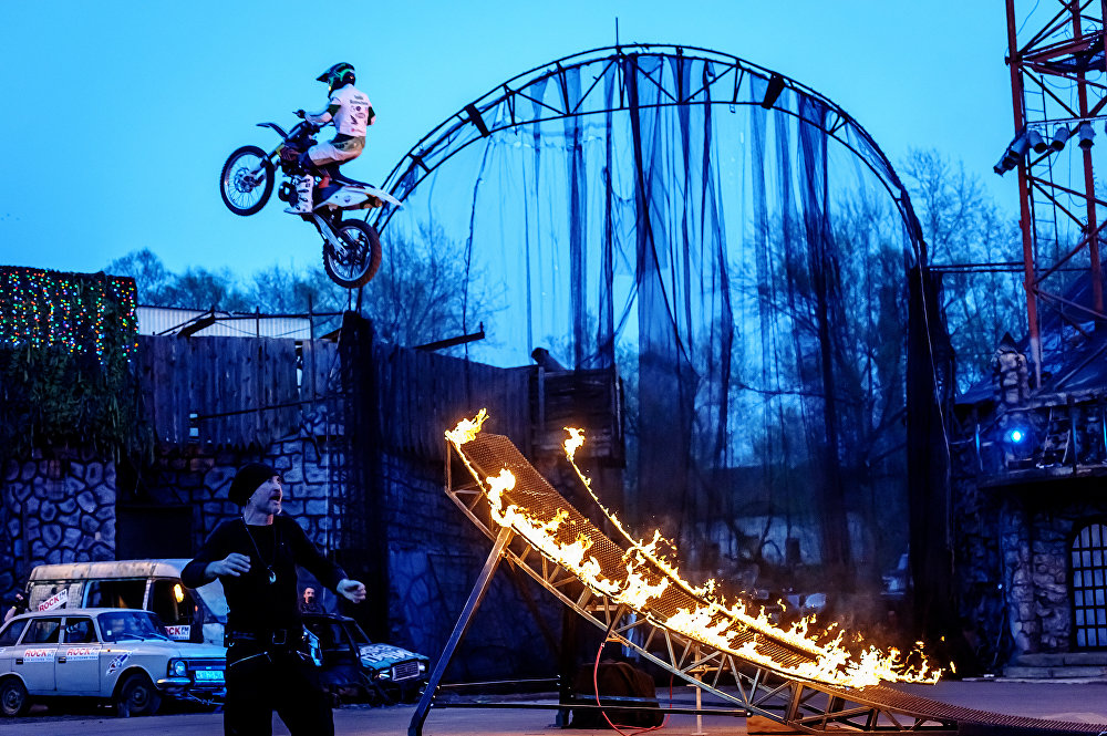 Огнемёты, дед мороз на танке, бигфут, баба яга на эндурике (и, возможно, джетпак) — всё для детишек на новый год - 49 image