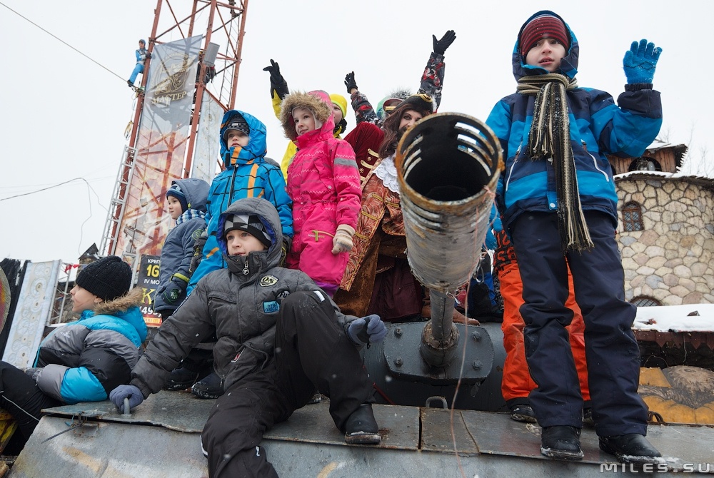 Огнемёты, дед мороз на танке, бигфут, баба яга на эндурике (и, возможно, джетпак) — всё для детишек на новый год - 51 image