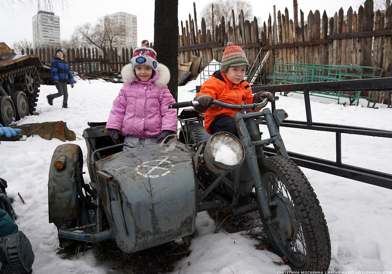 Огнемёты, дед мороз на танке, бигфут, баба яга на эндурике (и, возможно, джетпак) — всё для детишек на новый год - 53 image