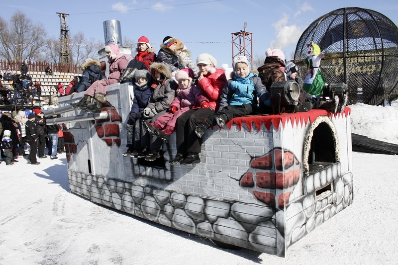 Огнемёты, дед мороз на танке, бигфут, баба яга на эндурике (и, возможно, джетпак) — всё для детишек на новый год - 54 image