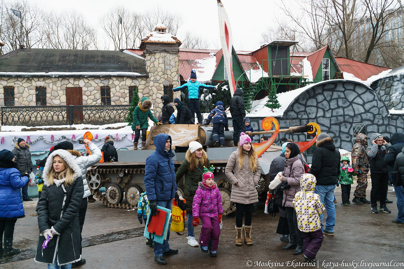 Огнемёты, дед мороз на танке, бигфут, баба яга на эндурике (и, возможно, джетпак) — всё для детишек на новый год - 55 image
