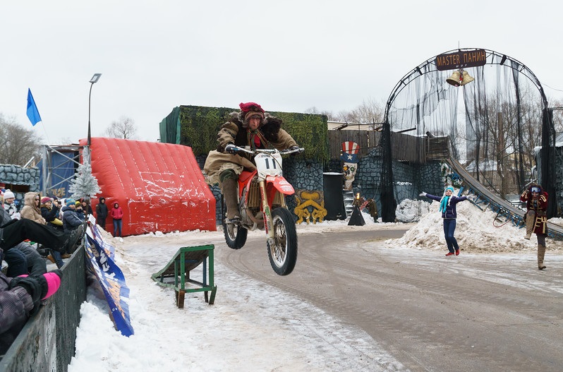 Огнемёты, дед мороз на танке, бигфут, баба яга на эндурике (и, возможно, джетпак) — всё для детишек на новый год - 56 image