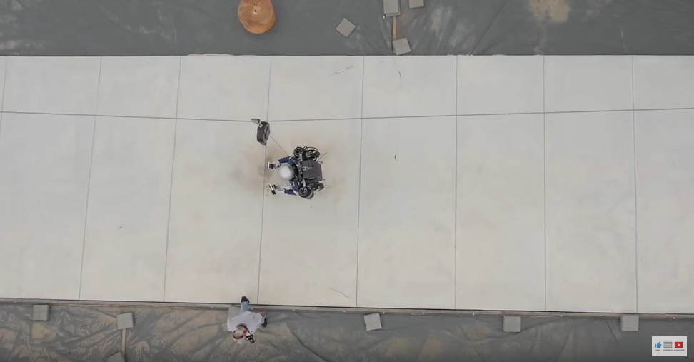 Огнемёты, дед мороз на танке, бигфут, баба яга на эндурике (и, возможно, джетпак) — всё для детишек на новый год - 6 image