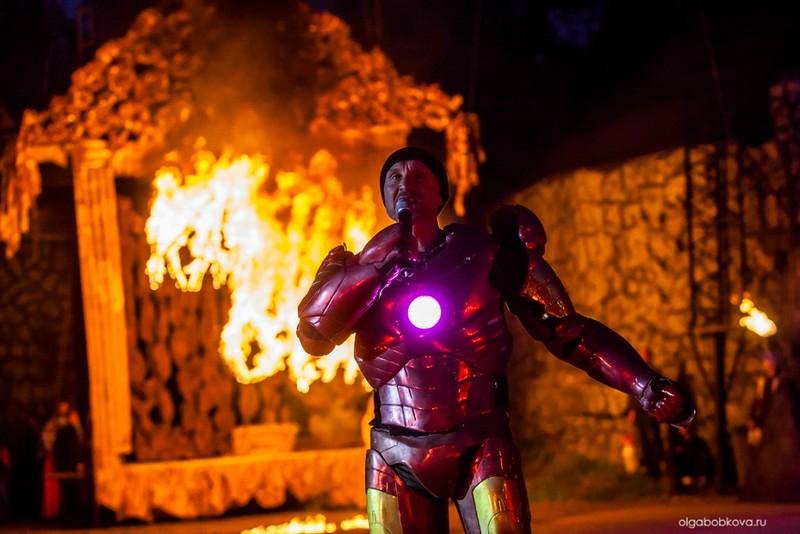 Огнемёты, дед мороз на танке, бигфут, баба яга на эндурике (и, возможно, джетпак) — всё для детишек на новый год - 61 image