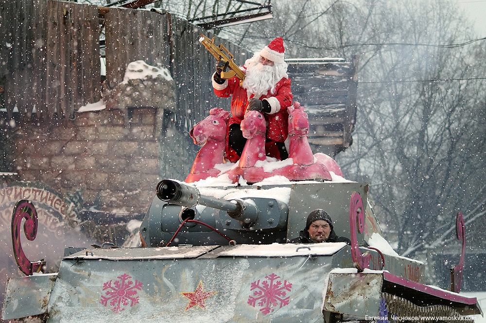 Огнемёты, дед мороз на танке, бигфут, баба яга на эндурике (и, возможно, джетпак) — всё для детишек на новый год - 62 image