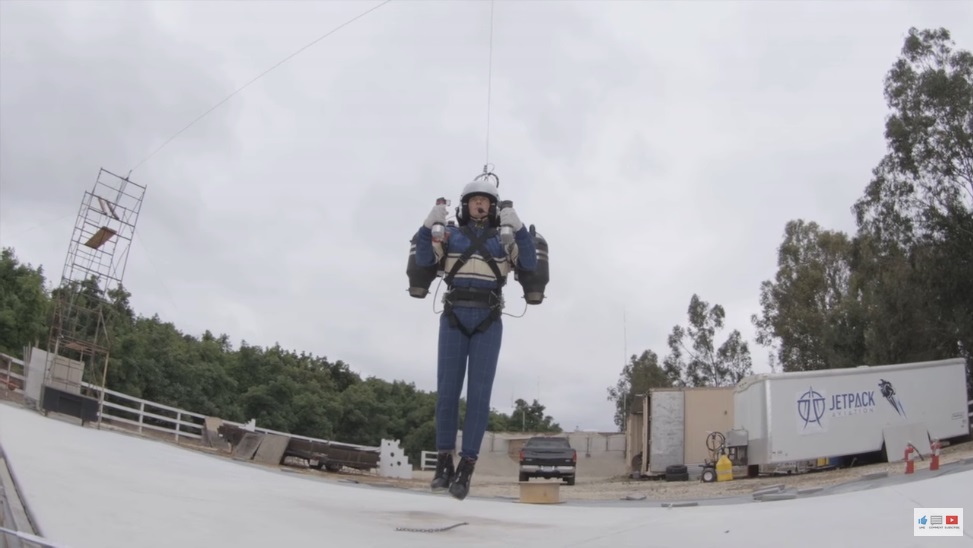 Огнемёты, дед мороз на танке, бигфут, баба яга на эндурике (и, возможно, джетпак) — всё для детишек на новый год - 7 image