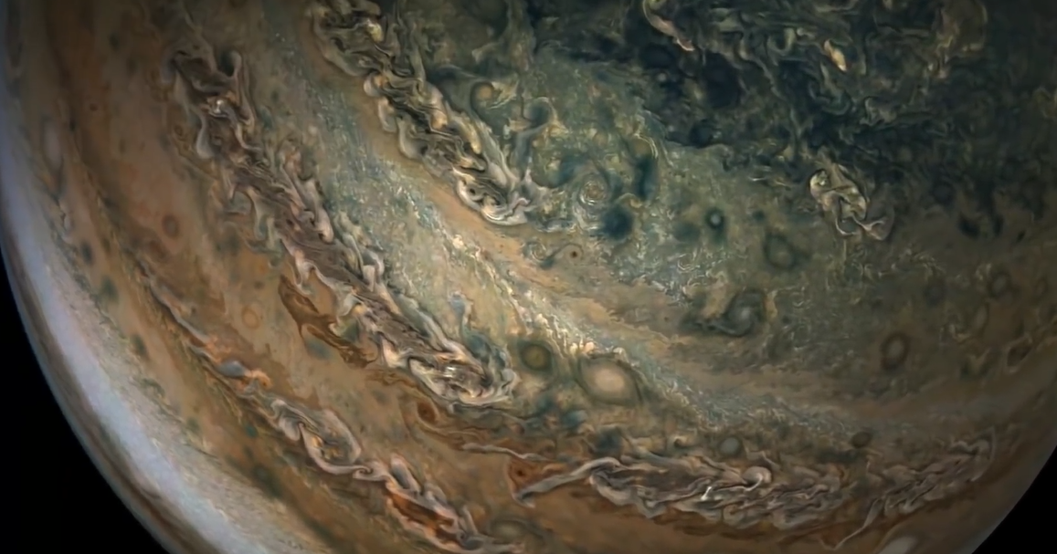 Юпитер показали в новом удивительном видео