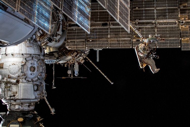 Фото дня: вскрытие защиты корабля «Союз МС-09» в открытом космосе