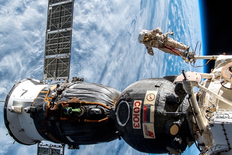 Фото дня: вскрытие защиты корабля «Союз МС-09» в открытом космосе