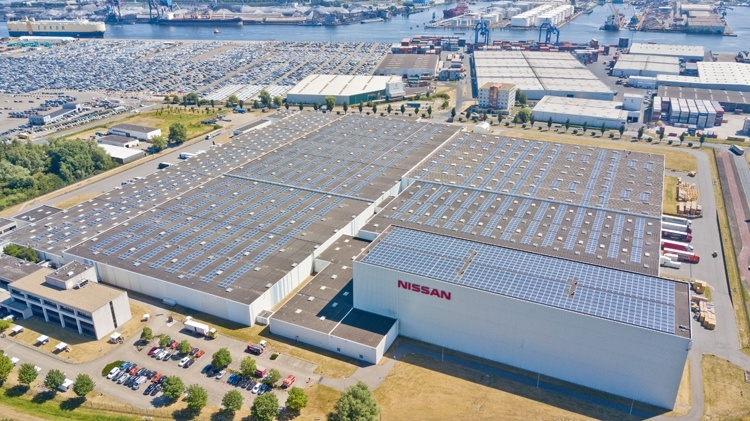 Nissan ввела в строй гигантскую крышу-электростанцию с солнечными панелями