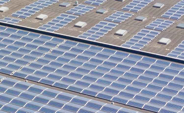 Nissan ввела в строй гигантскую крышу-электростанцию с солнечными панелями