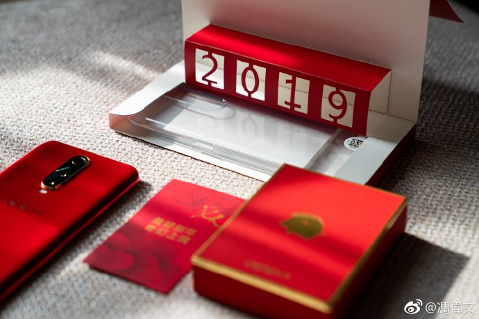 Oppo выпустила смартфоны с золотыми логотипами свиней - 1 Oppo выпустила смартфоны с золотыми логотипами свиней