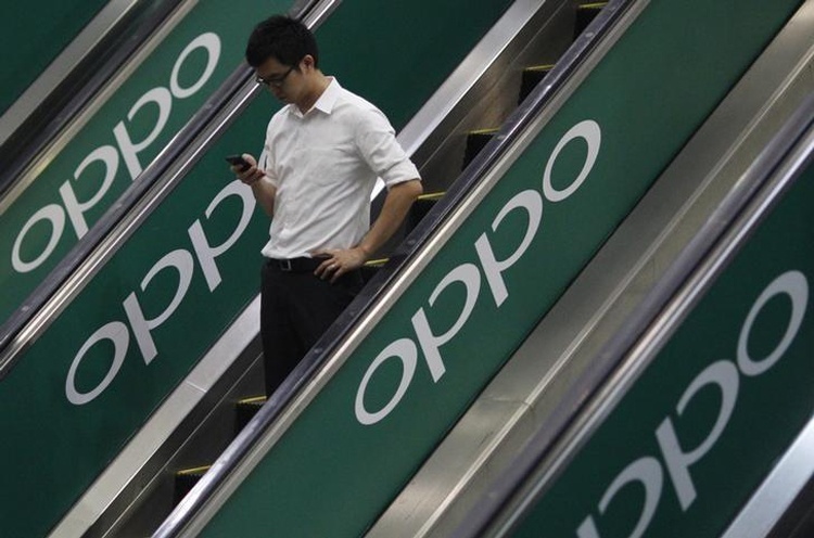 Выход смартфона OPPO F21 с отверстием в экране ожидается в январе