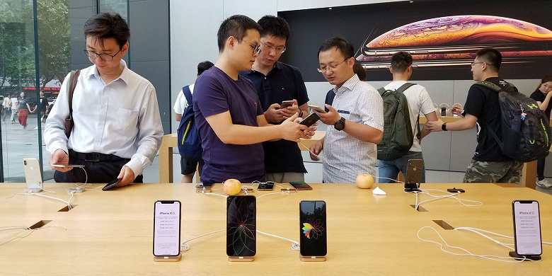 Китайские компании объявили бойкот Apple. Сотрудников с iPhone будут лишать премий и даже увольнять