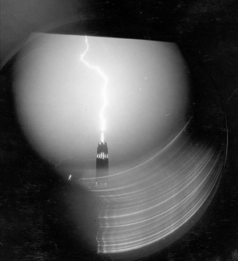 Башня Теслы. Что происходит в небоскребе и рядом с ним, когда ударяет молния? - 36 image