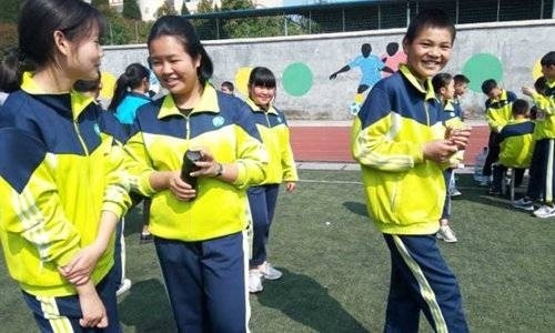 С помощью «умной» школьной формы в Китае будут выявлять прогульщиков
