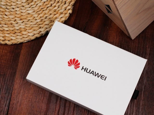 Официальное новогоднее поздравление Huawei было отправлено... с iPhone