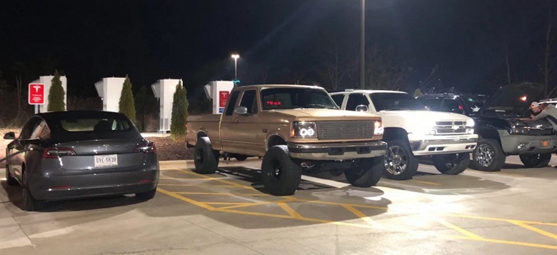 Пикапы против электромобилей. В США набирает обороты Icing &mdash; намеренное блокирование автомобилями с ДВС зарядных станций Tesla