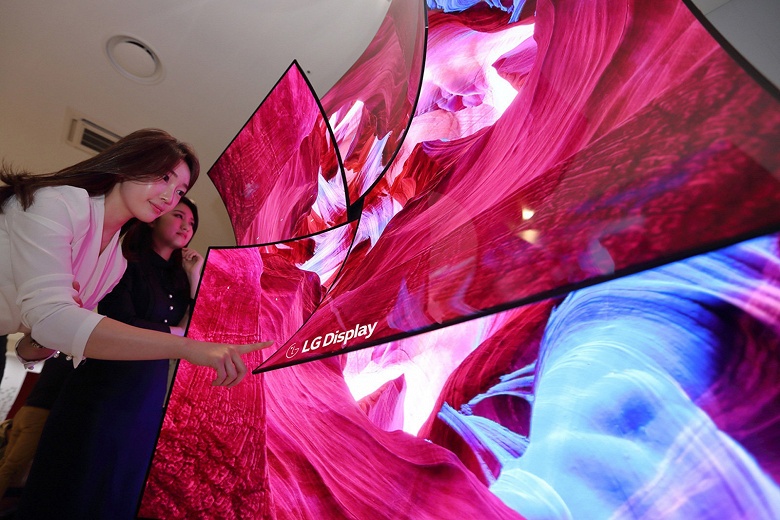 Компания LG Display привезла на CES 88-дюймовый дисплей OLED 8K, способный излучать многоканальный звук