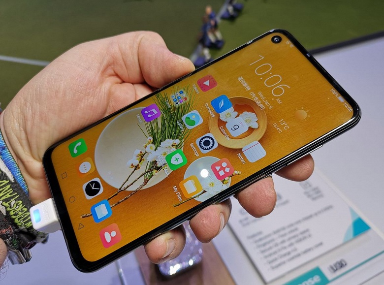 Не хуже Samsung Galaxy A8s и Huawei Nova 4: смартфон HiSense U30 тоже имеет круглый вырез экрана и 48-мегапиксельную камеру