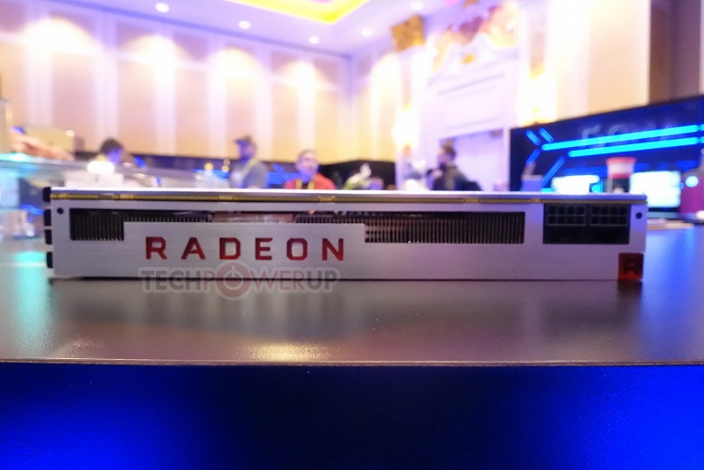 Фотогалерея дня: живые фото видеокарты AMD Radeon VII с семинанометровым GPU