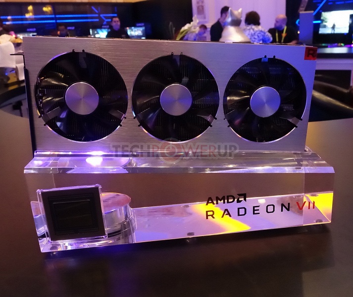 Фотогалерея дня: живые фото видеокарты AMD Radeon VII с семинанометровым GPU