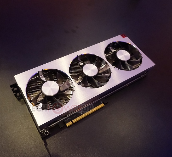 Фотогалерея дня: живые фото видеокарты AMD Radeon VII с семинанометровым GPU