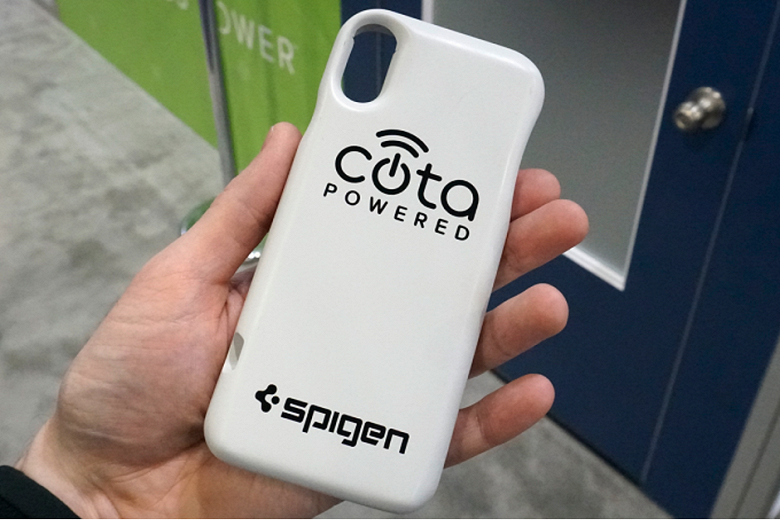 Spigen показала чехол-аккумулятор для смартфонов, который заряжается на расстоянии нескольких метров от источника питания