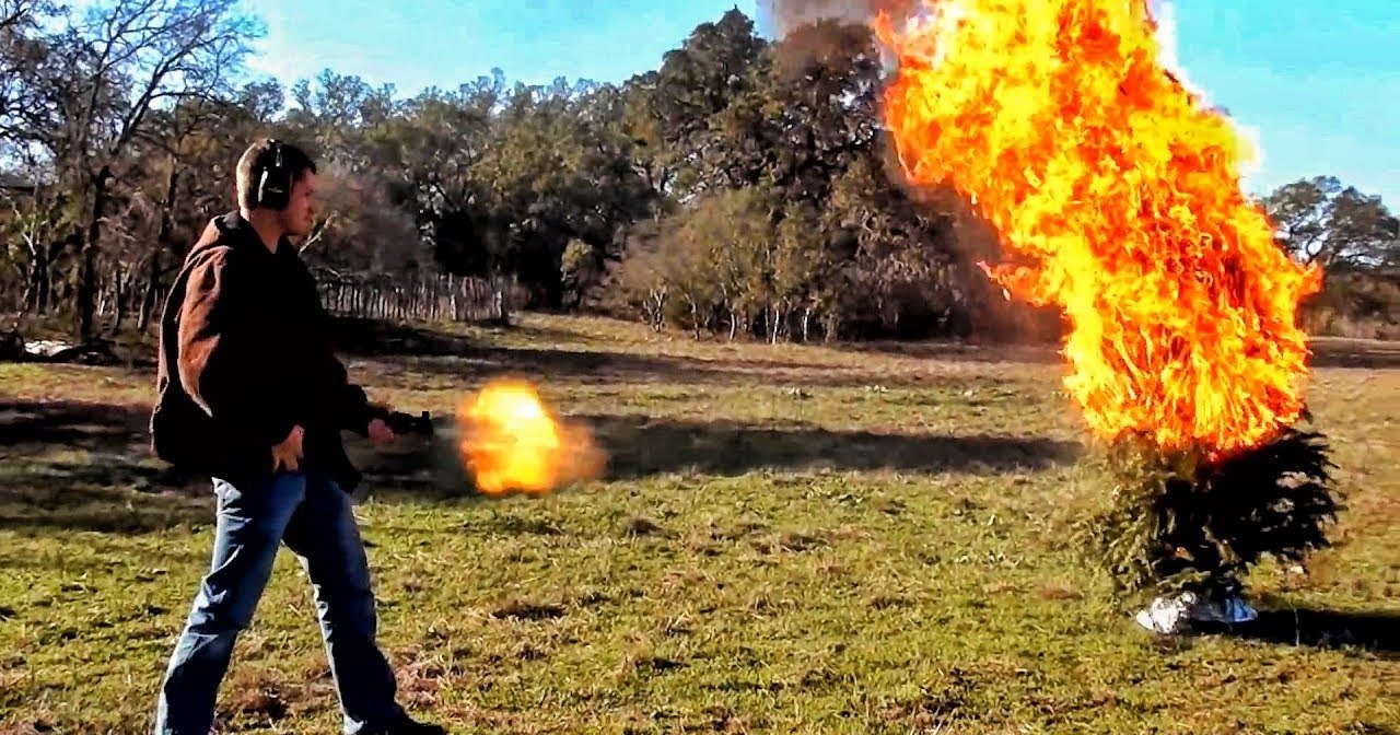 Может ли АК-47 поджечь елку: опыт с огоньком