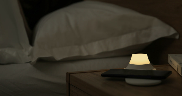 Xiaomi Yeelight Wireless Charging Night Lamp &mdash; ночник и беспроводная зарядная станция в одном флаконе