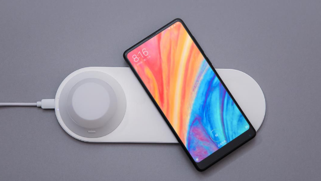Xiaomi Yeelight Wireless Charging Night Lamp &mdash; ночник и беспроводная зарядная станция в одном флаконе