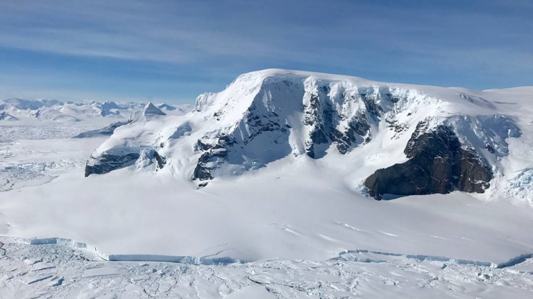 Самое длительное исследования процесса таяния льда показало, что скорость таяния ледяного покрова Антарктиды выросла в шесть раз за 40 лет