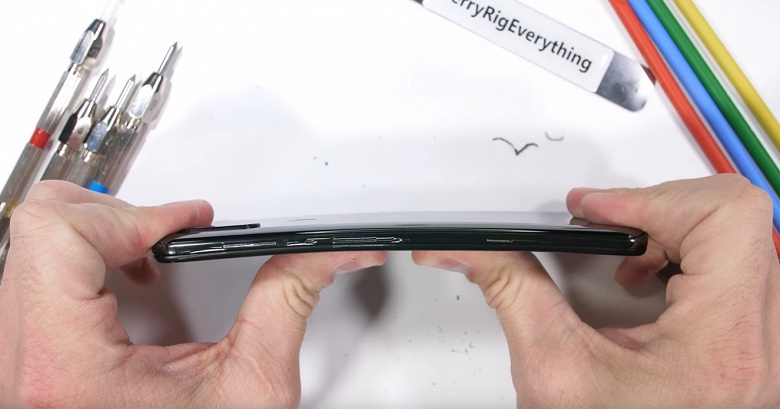 Топовый слайдер Xiaomi, несмотря на особенности конструкции, оказался весьма прочным - 1 Топовый слайдер Xiaomi, несмотря на особенности конструкции, оказался весьма прочным