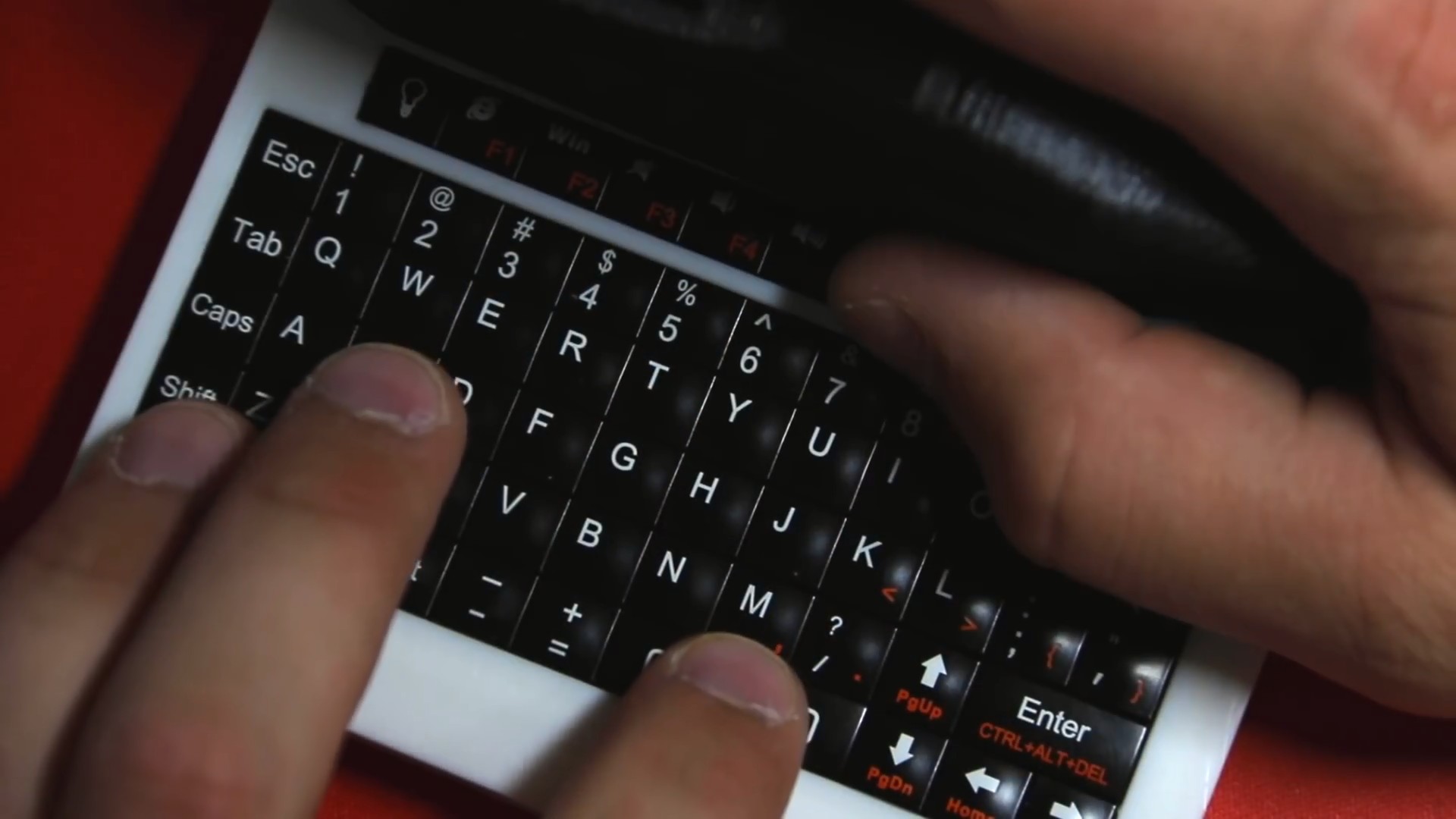 Умелец превратил Raspberry Pi в компьютерную мышь с монитором и клавиатурой - 7 Умелец превратил Raspberry Pi в компьютерную мышь с монитором и клавиатурой - 7