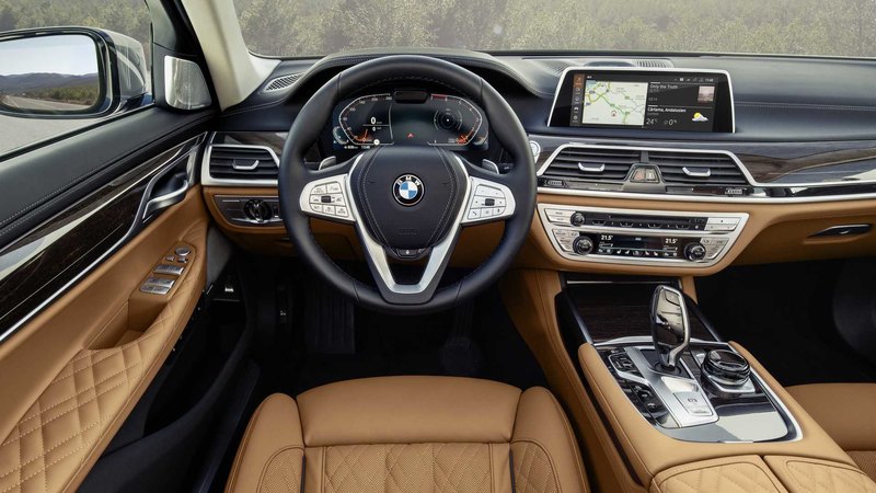 BMW увеличила «ноздри» флагманскому седану