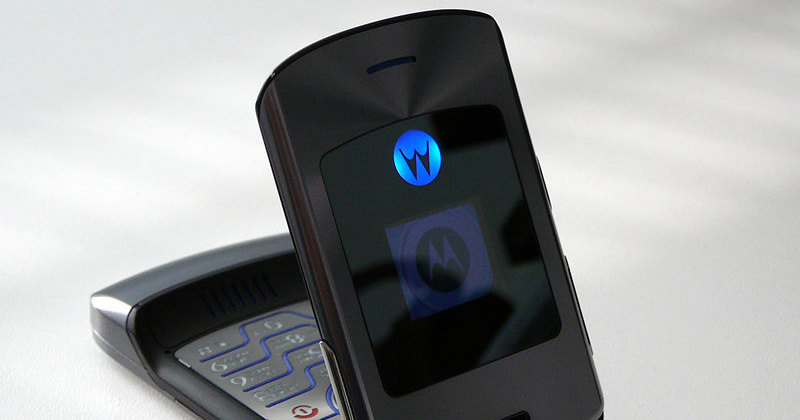 Легендарный Motorola RAZR готовятся возродить в виде складного смартфона