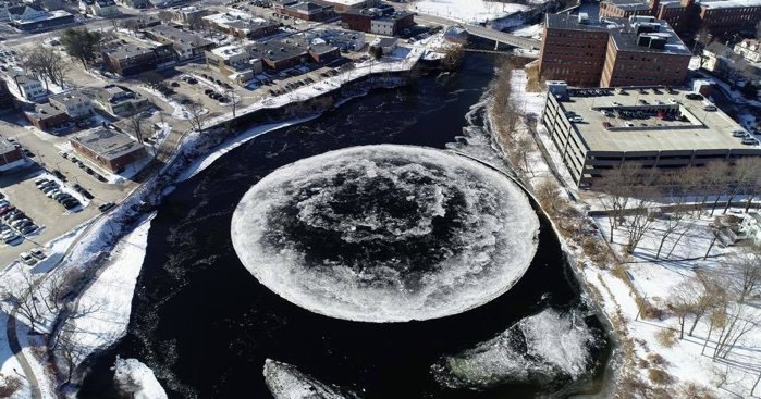 Загадочная ледяная «луна» вращается в водах реки