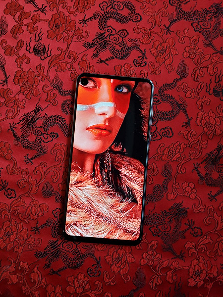При правильном подходе врезанная в экран камера Samsung Galaxy A8s становится &laquo;невидимой&raquo;