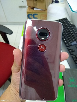 Смартфон Moto G7 Plus позирует на живых фото, в его камере реализована система оптический стабилизации